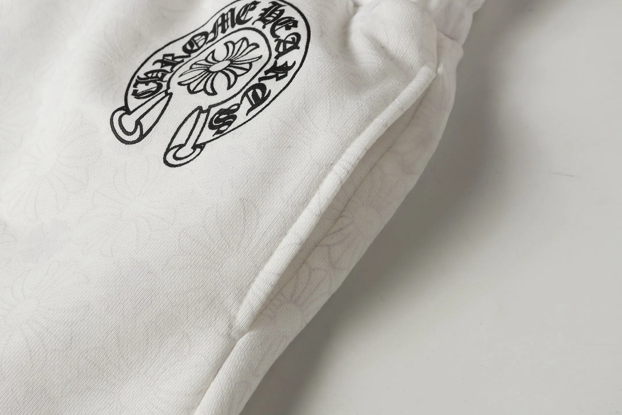 P280 #W5001 cross-border model. Those who pursue quality, please do not place an order. -Chrome Hearts/Chrome Hearts dark pattern all-over Sanskrit letter printed trousers, casual pants and sweatpants -High weight, high density and high quality. The wool is soft, delicate and skin-friendly. It feels soft and silky. It has excellent warmth and skin-friendly properties.